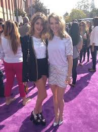Tini y Bridgit Mendler