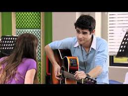 Vilu y Tomas cantando