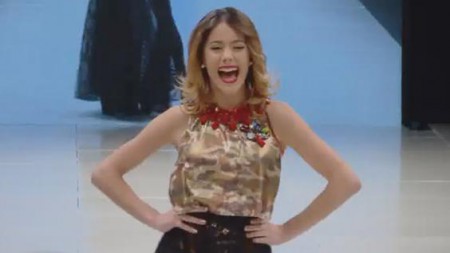 Tini en el desfile de Benito